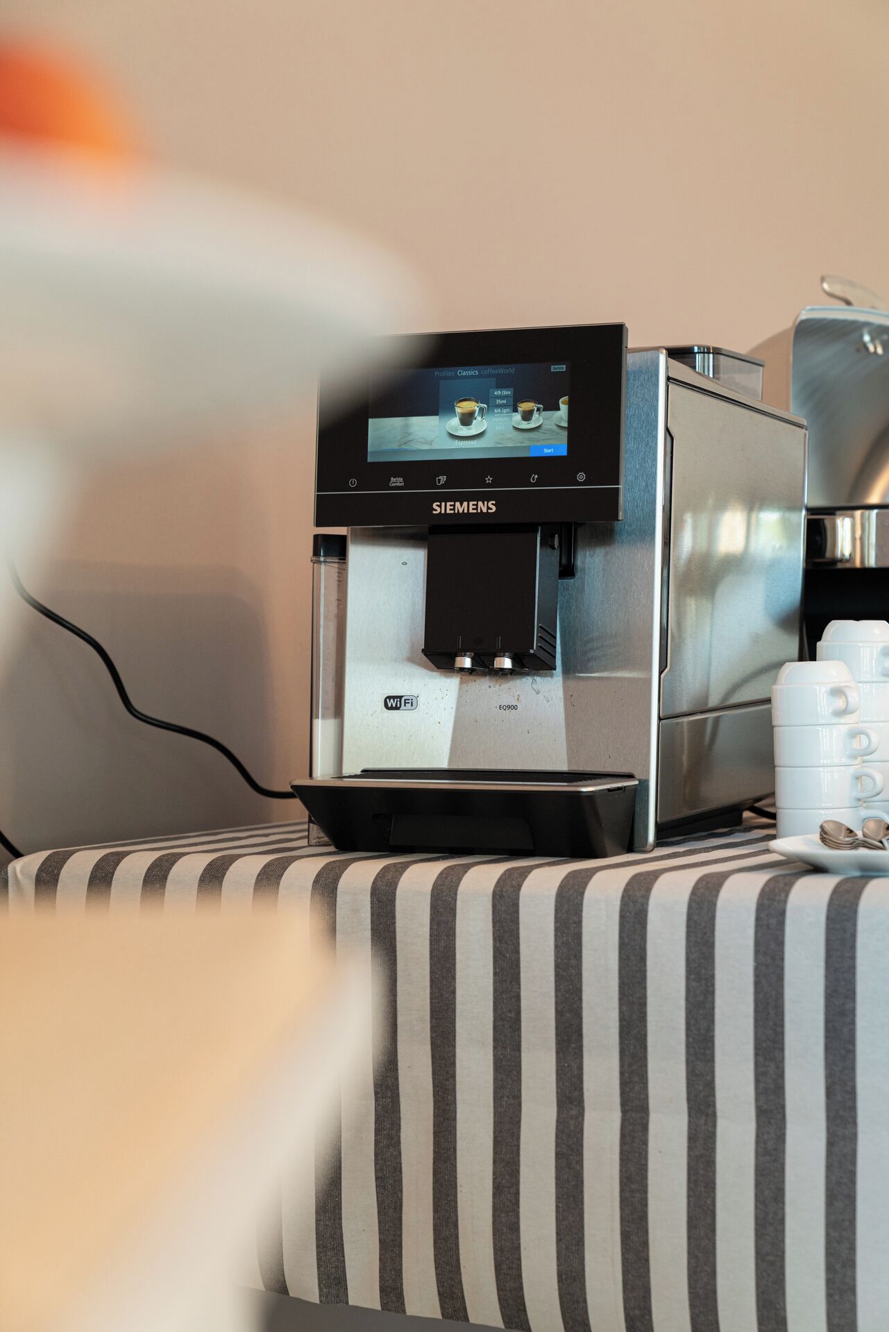 Eine Siemens-Kaffeemaschine mit digitaler Anzeige, einem WLAN-Symbol und einer Kaffeetassen-Anzeige.