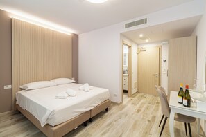 Ropa de cama de alta calidad y caja de seguridad en la habitación 