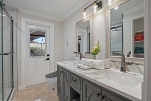 Dusche, Haartrockner, Bidet, Handtücher