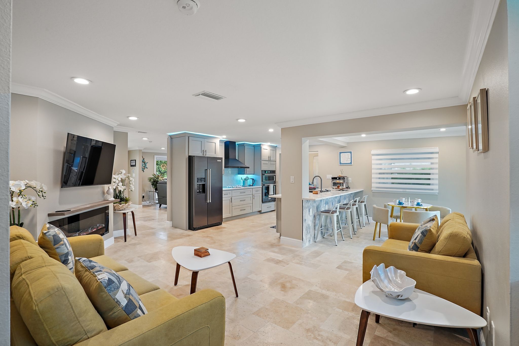 スマートテレビ、暖炉、書庫