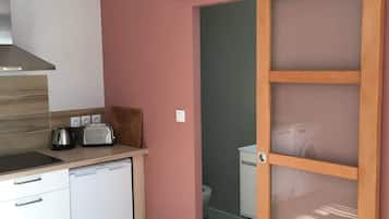 Een koelkast, een microgolfoven, een kookplaat