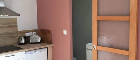 冷蔵庫、電子レンジ、コンロ、コーヒー / ティーメーカー