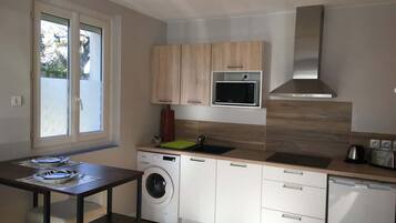 Een koelkast, een microgolfoven, een kookplaat