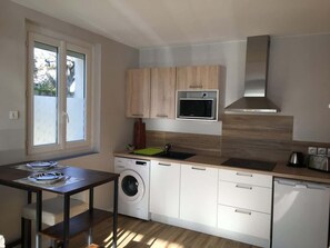 Kylskåp, mikrovågsugn, spishäll och kaffe- och tebryggare