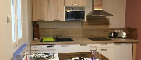 Réfrigérateur, micro-ondes, plaque de cuisson, cafetiÚre/bouilloire