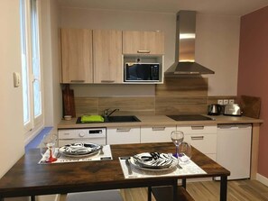 Fridge, microwave, stovetop, coffee/tea maker - Le Catalan - Studio Cosy, climatisé avec Parking (Toulouse)