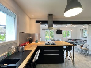 Jääkaappi, mikroaaltouuni, uuni, astianpesukone