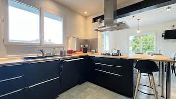 Een koelkast, een microgolfoven, een oven, een vaatwasser