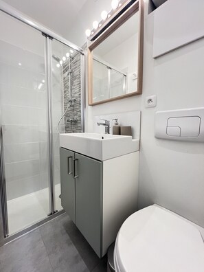 Ducha, secador de pelo, toallas