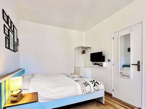 Free WiFi, bed sheets