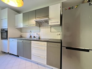 Fridge, oven, dishwasher, coffee/tea maker