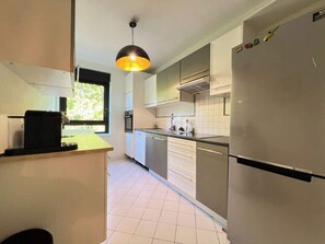 Kjøleskap, ovn, kokeplater og oppvaskmaskin