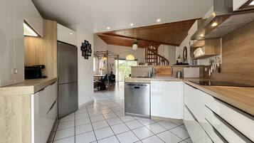 Een koelkast, een microgolfoven, een oven, een vaatwasser