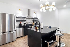 Frigorifero, microonde, forno, piano cottura