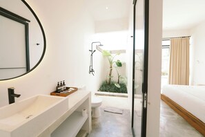 Separate bathtub and shower, rainfall showerhead, free toiletries - Casa Batu Mejan (Canggu)