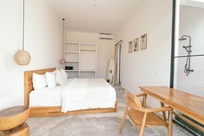 Individually decorated, individually furnished, desk, laptop workspace - Casa Batu Mejan (Canggu)