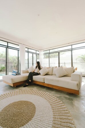 Individually decorated, individually furnished, desk, laptop workspace - Casa Batu Mejan (Canggu)