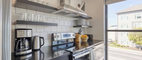 Frigorifero, microonde, forno, piano cottura