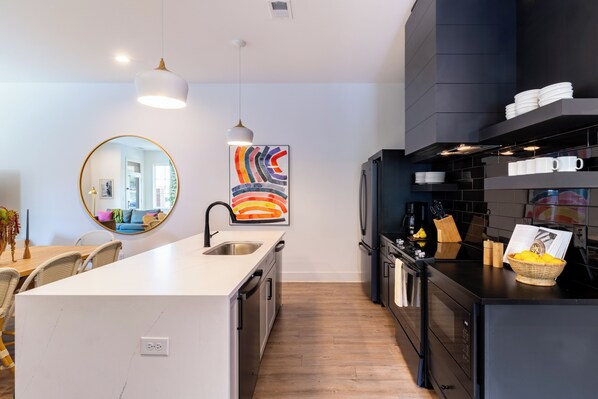 Réfrigérateur, four à micro-ondes, un four, surface de cuisson