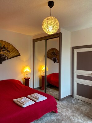 5 habitaciones, tabla de planchar con plancha y cuna de viaje