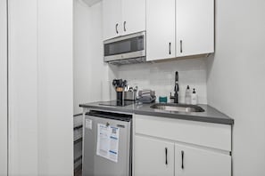 Mikrovågsugn, spishäll, kaffe- och tebryggare och grytor/köksredskap