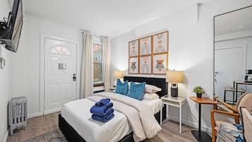 1 slaapkamer, een bureau, een strijkplank/strijkijzer, reisbedje