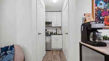 Mikroaaltouuni, liesi, kahvin-/teenkeitin