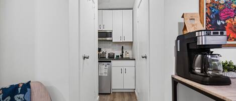 ميكروويف، موقد طهي مسطح، ماكينة لصنع القهوة/الشاي