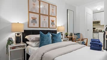 1 habitación, escritorio, tabla de planchar con plancha y cuna de viaje