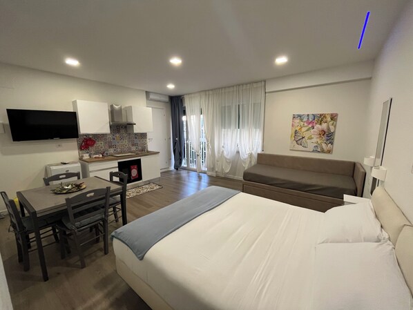 Comfort Quadruple Room, Balcony | Desk, free WiFi - F.ROOMS NAPOLI VIA SEMENTINI (Naples)