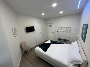 Comfort Double or Twin Room | Desk, free WiFi - F.ROOMS NAPOLI VIA SEMENTINI (Naples)