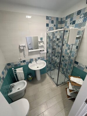 Comfort Double or Twin Room | Desk, free WiFi - F.ROOMS NAPOLI VIA SEMENTINI (Naples)