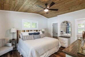 3 slaapkamers, een strijkplank/strijkijzer, gratis wifi, beddengoed