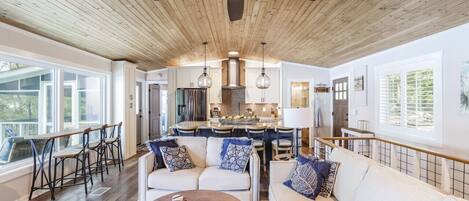 Una Smart TV, una mesa de tenis de mesa