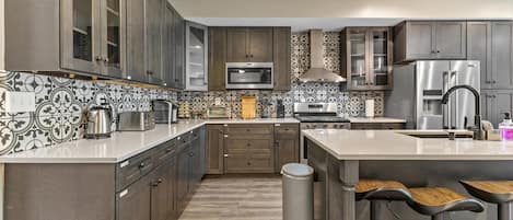 Refrigerador, microondas, horno, placa de cocina