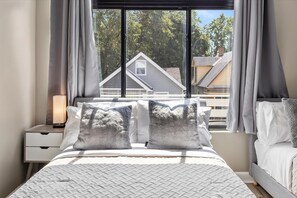 5 bedrooms, iron/ironing board, WiFi, bed sheets