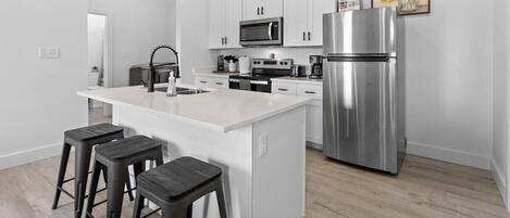 Kühlschrank, Mikrowelle, Ofen, Geschirrspüler