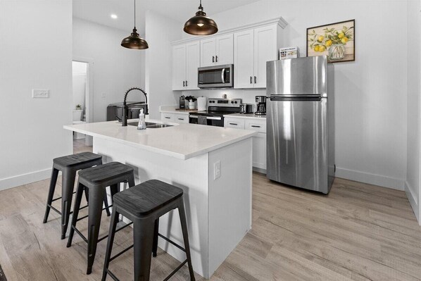 ثلاجة، ميكروويف، فرن، غسالة أطباق