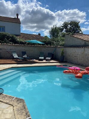 Pool - Maison de Charme Typiquement Charentaise Avec Grande Piscine (Sainte-Soulle)