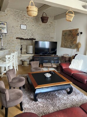 Living area - Maison de Charme Typiquement Charentaise Avec Grande Piscine (Sainte-Soulle)