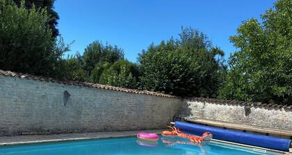 maison de charme typiquement charentaise avec grande piscine