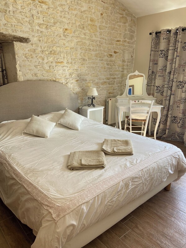 4 bedrooms, iron/ironing board, WiFi - Maison de Charme Typiquement Charentaise Avec Grande Piscine (Sainte-Soulle)