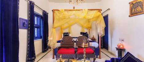 Bureau, espace de travail pour ordinateur portable