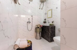 Articles de toilette gratuits, chaussons, serviettes fournies, savon