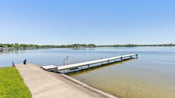 Un lac paisible avec une jetée en béton qui s’avance dans l’eau.
