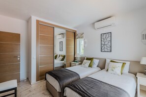 4 chambres, coffre-fort, fer et planche à repasser