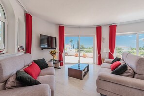 Smart TV y chimenea 