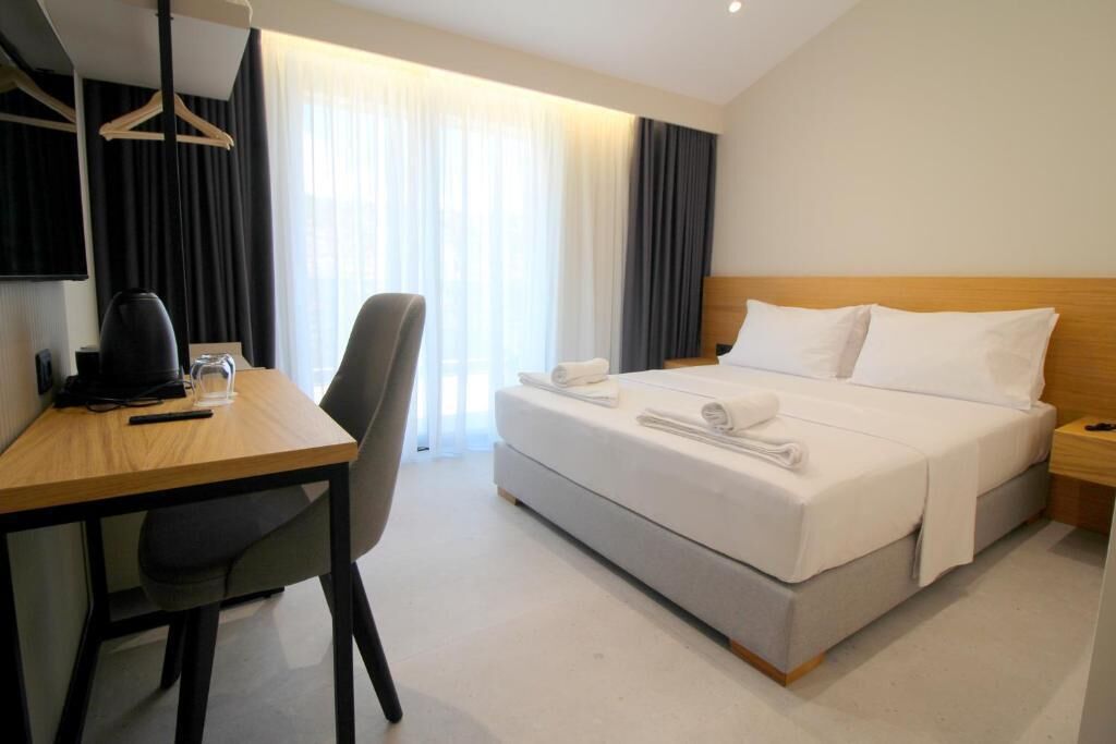 Habitación Deluxe doble | Minibar, caja fuerte, escritorio y cortinas opacas