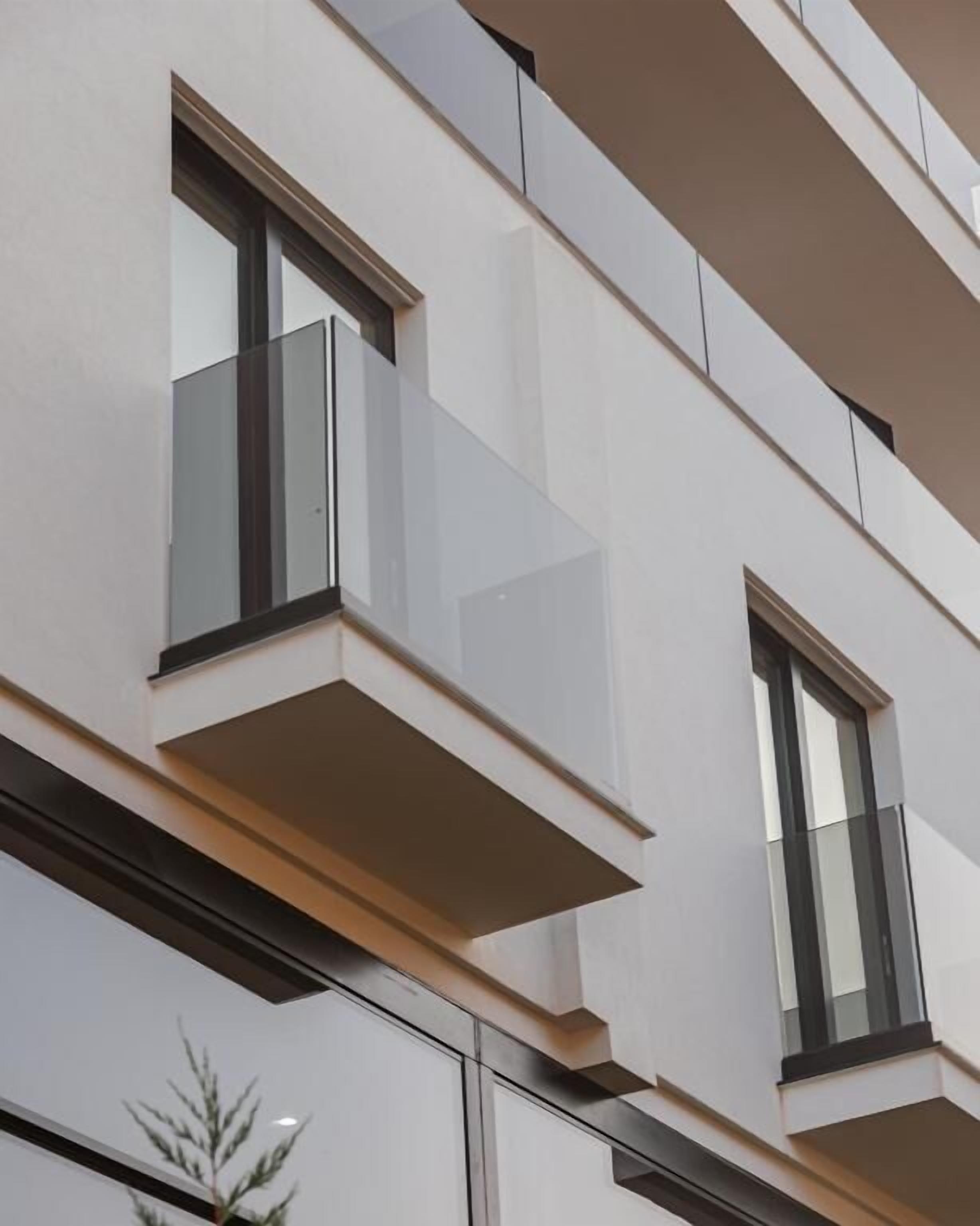 Un bâtiment moderne doté de balcons et de grandes fenêtres.