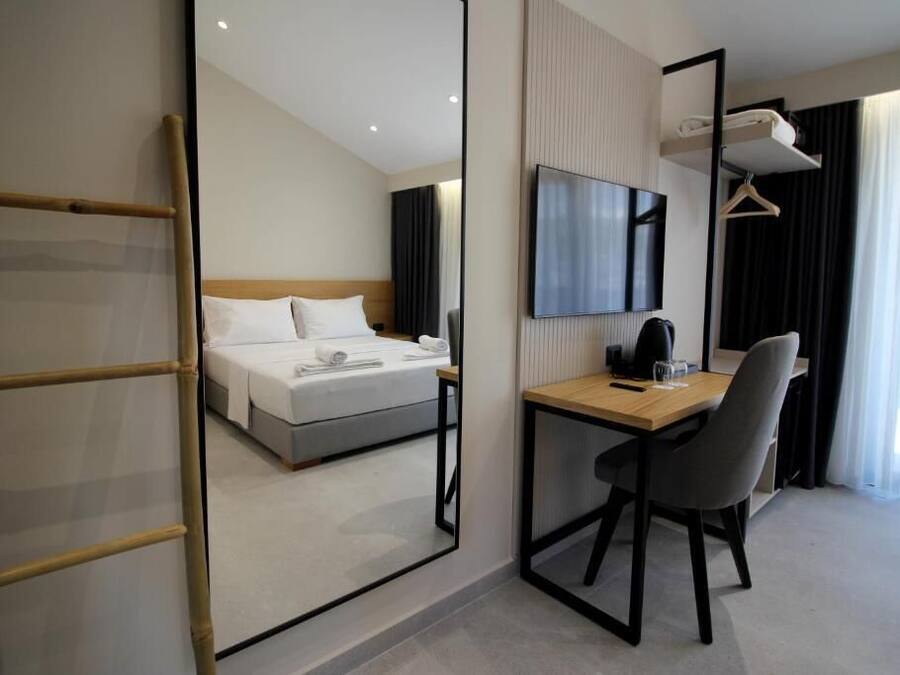Deluxe Double Room, French Balcony | Minibar, in-room safe, desk, blackout curtains